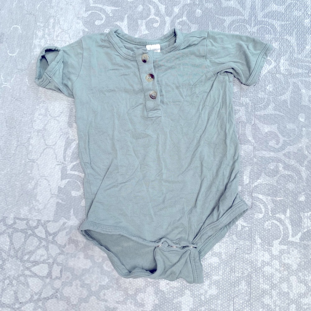 Kate Quinn Green Onesie 6-12m